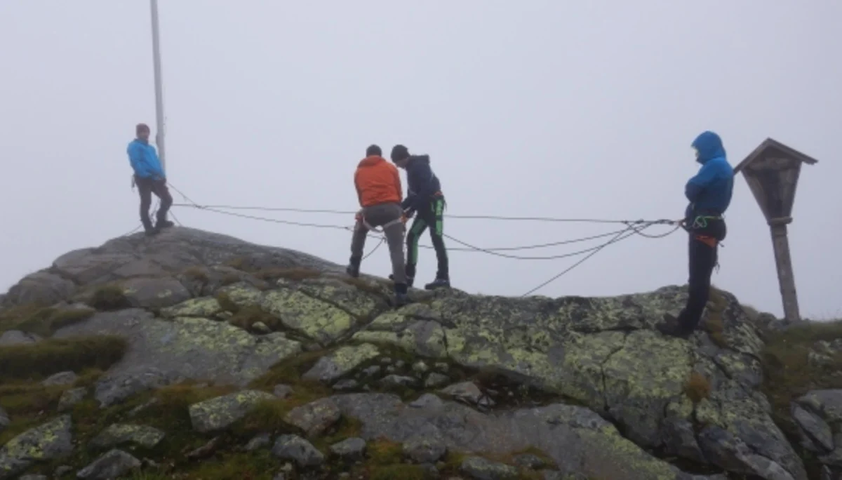 © (DAV Gangkofen) üben vor der Hütte