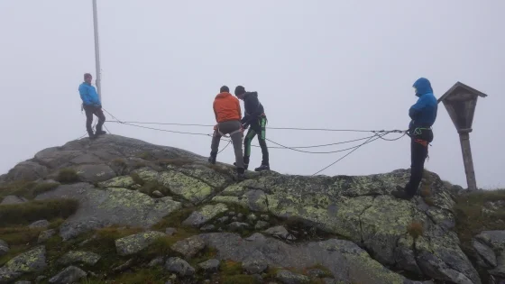 © (DAV Gangkofen) üben vor der Hütte