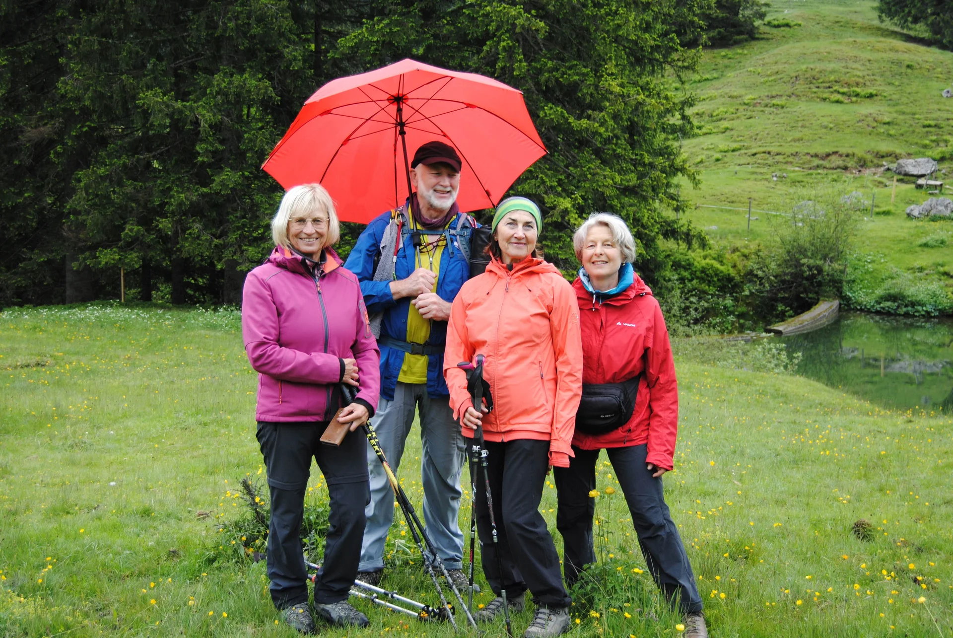 © (DAV Gangkofen) Schirmherr Otto konnte nicht alle vor Regen schützen