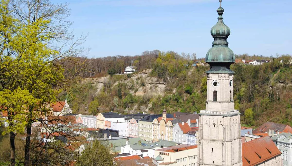 © DAV Gangkofen Blick über die Stadt, die Salzach und die Hangleite zum Abendziel, dem                            Waldgasthaus