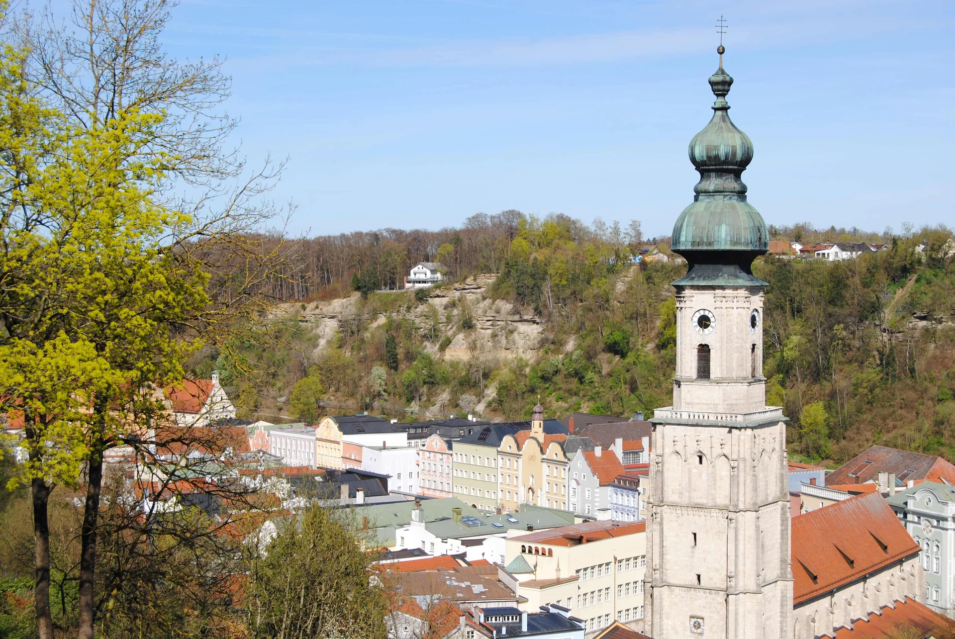 © DAV Gangkofen Blick über die Stadt, die Salzach und die Hangleite zum Abendziel, dem                            Waldgasthaus
