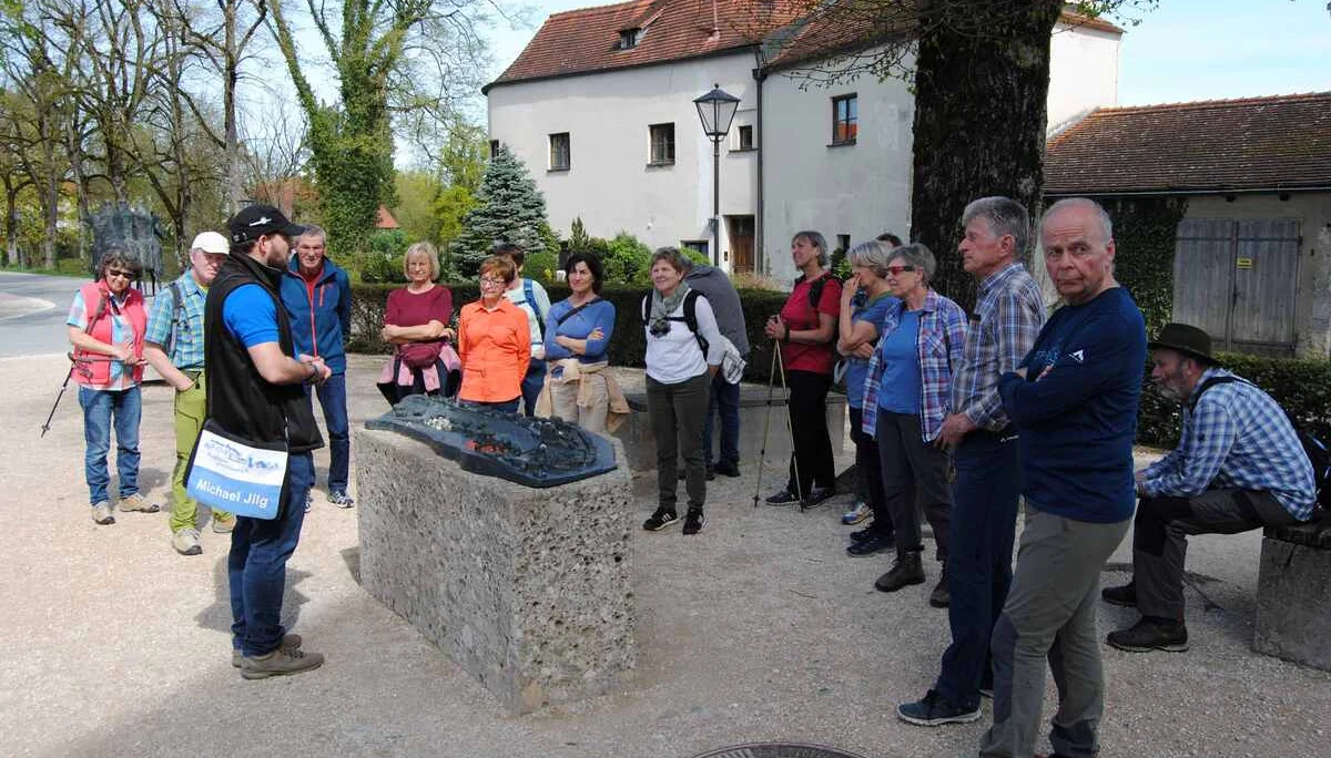 © DAV Gangkofen Herr Jilg erklärt am Relief den Aufbau der Burganlage