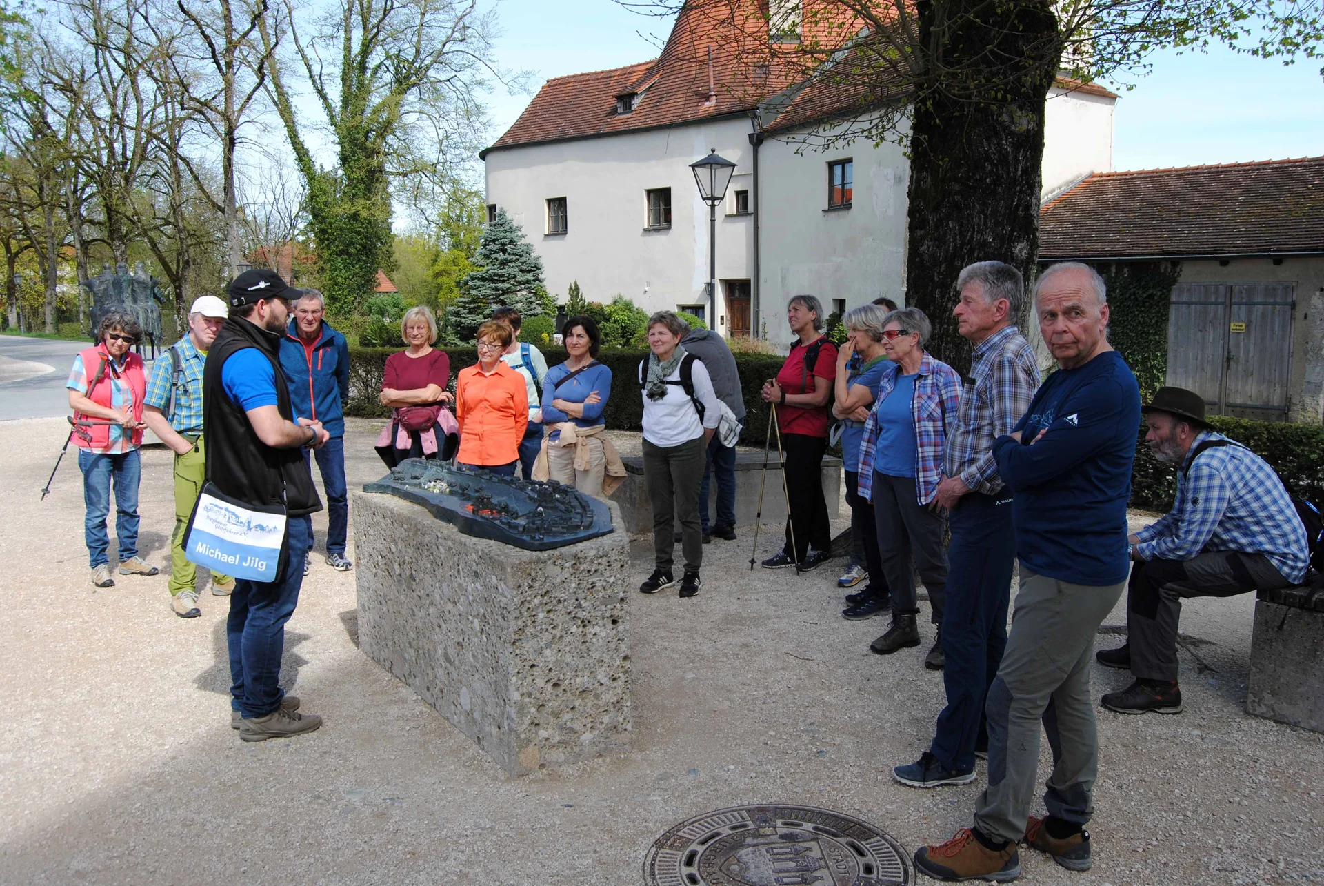 © DAV Gangkofen Herr Jilg erklärt am Relief den Aufbau der Burganlage