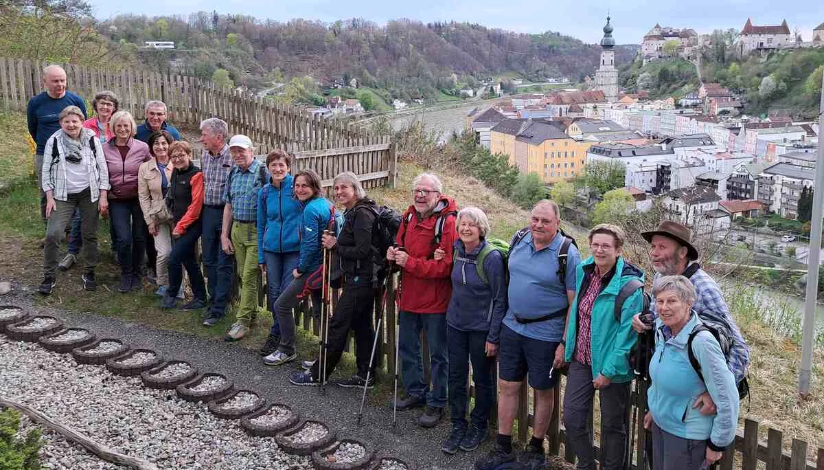 © DAV Gangkofen Gruppe mit abendlichem Blick über Burghausen