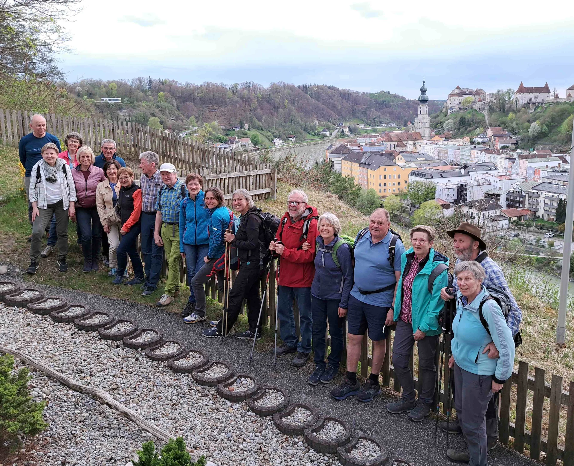 © DAV Gangkofen Gruppe mit abendlichem Blick über Burghausen