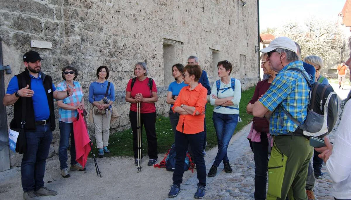 © DAV Gangkofen Herr Jilg erklärt die mittelalterliche Funktion des Zeughauses