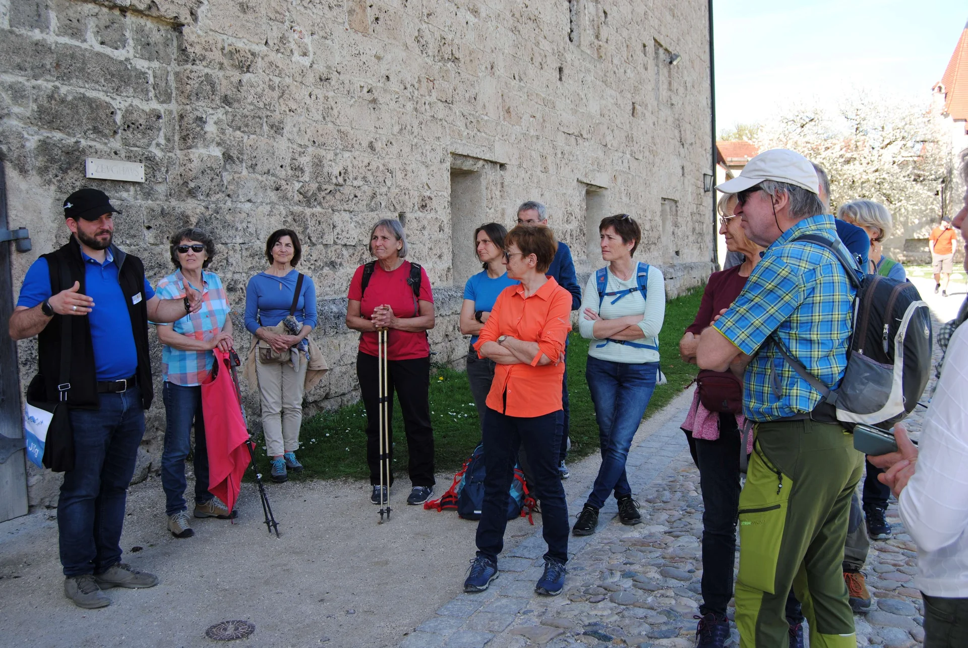 © DAV Gangkofen Herr Jilg erklärt die mittelalterliche Funktion des Zeughauses