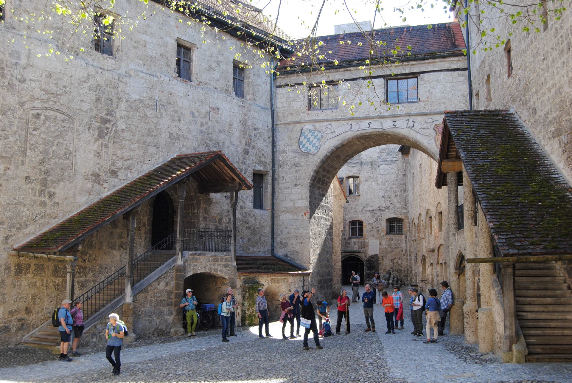 © DAV Gangkofen Im Innenhof (Hof Nr. 1) angelangt