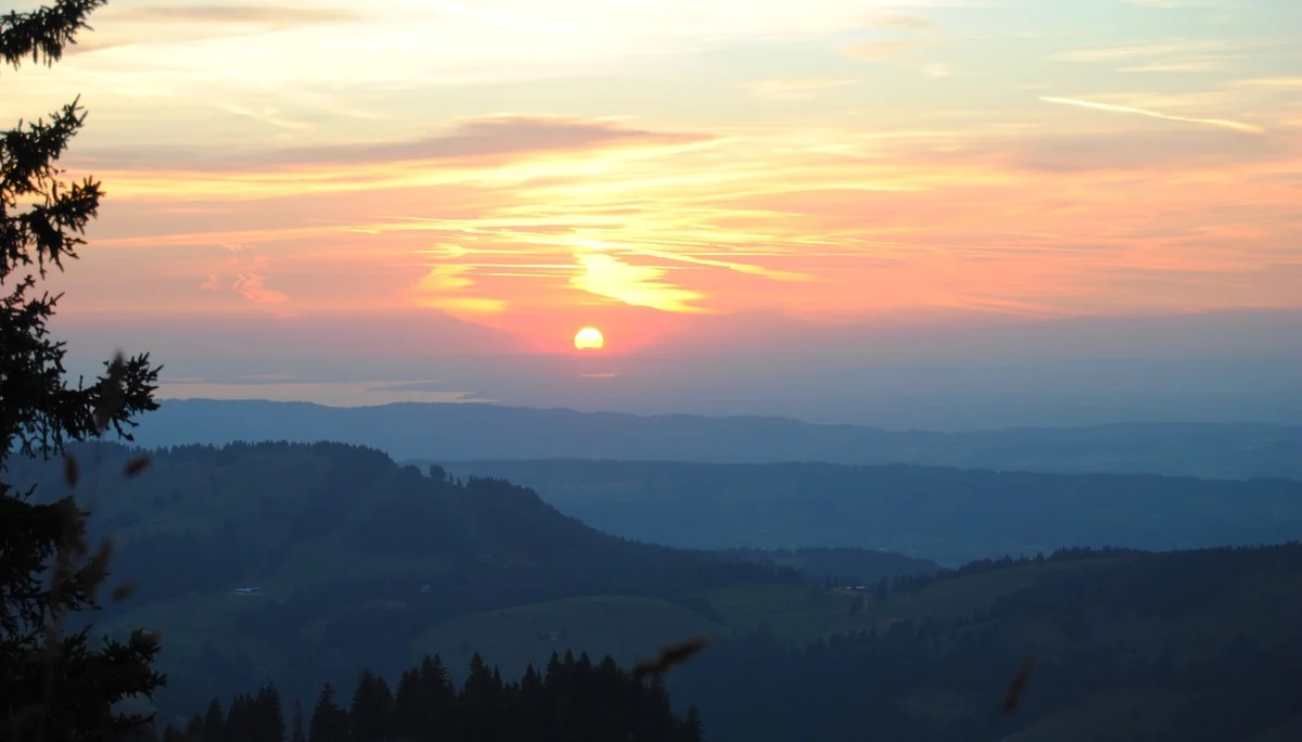 © (DAV Gangkofen) Sonnenuntergang am Staufner Haus, links neben Sonne der Bodensee