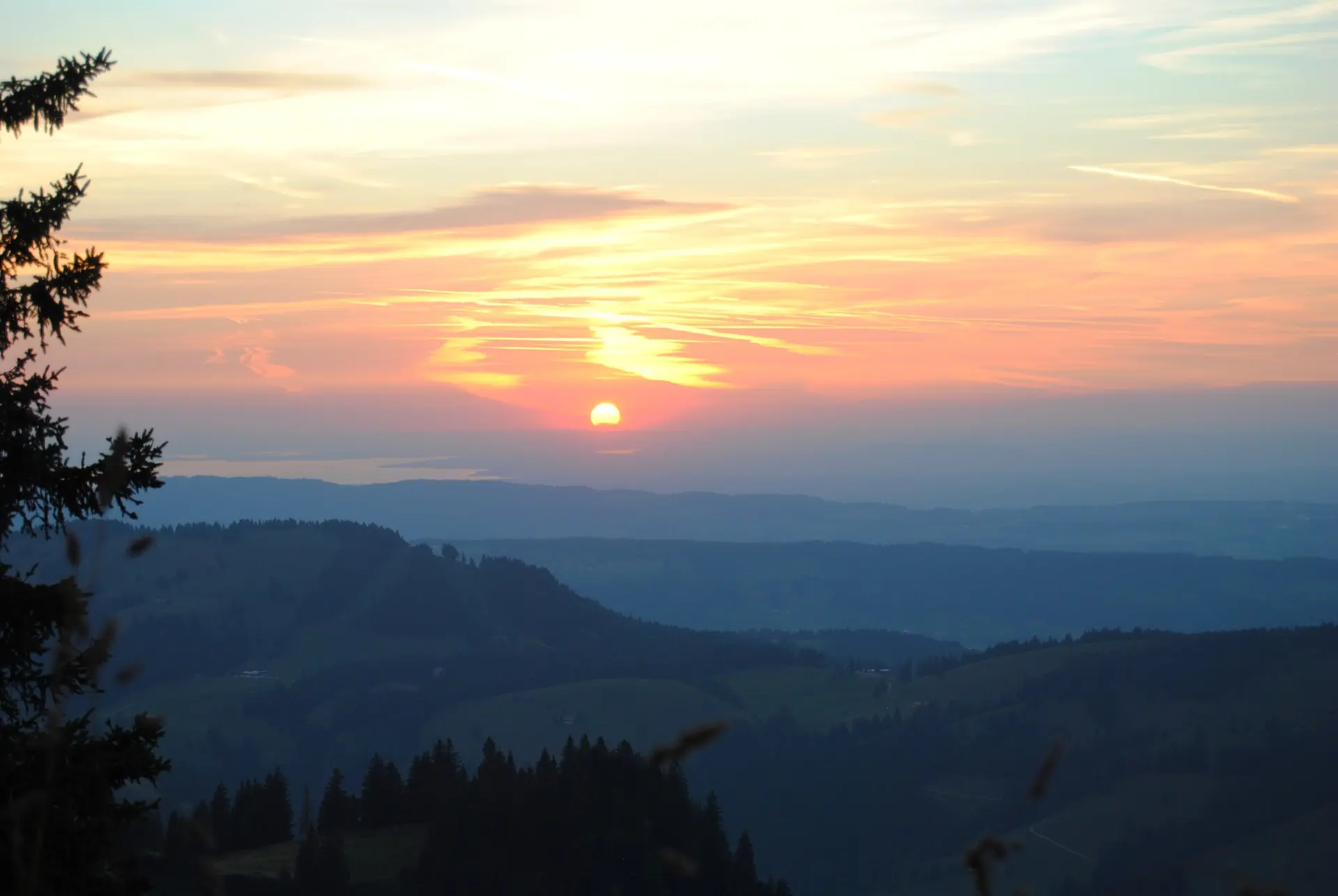 © (DAV Gangkofen) Sonnenuntergang am Staufner Haus, links neben Sonne der Bodensee