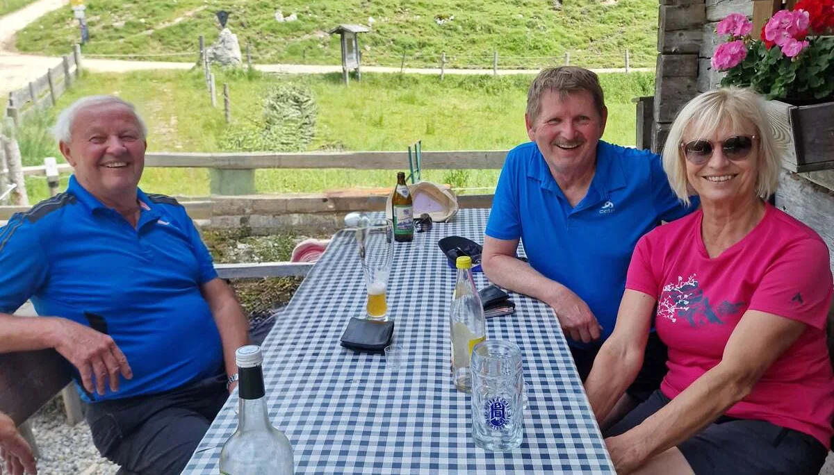 © (DAV Gangkofen) Auf einer der drei Mordaulmen, dem Kederbacherkaser. Obwohl sich das angekündigte Gewitter nicht gezeigt hatte, wurde es trotzdem feucht (halt eher innerlich, als äußerlich). Denn der Almenwirt kredenzte einen leckeren Obstler.