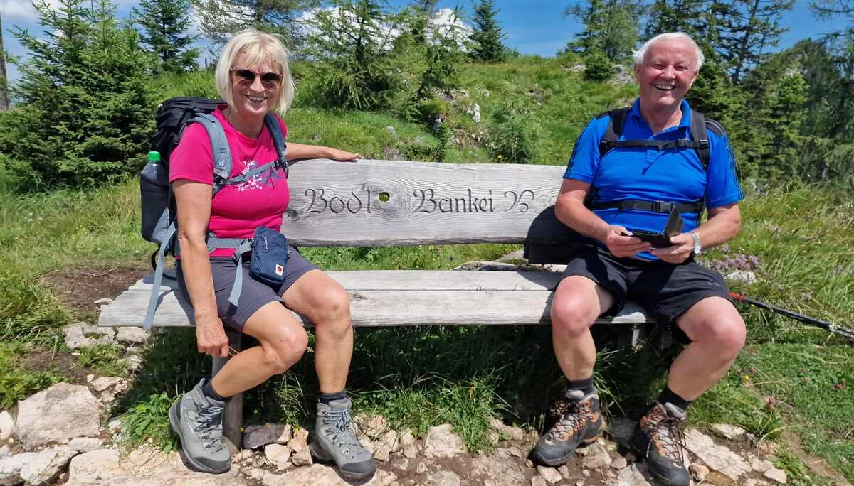 © (DAV Gangkofen) Bank auf dem Jochköpfl. Die Aussicht war uns nur kurz vergönnt, da uns dort eine Herrschar Junikäfer heimsuchte.