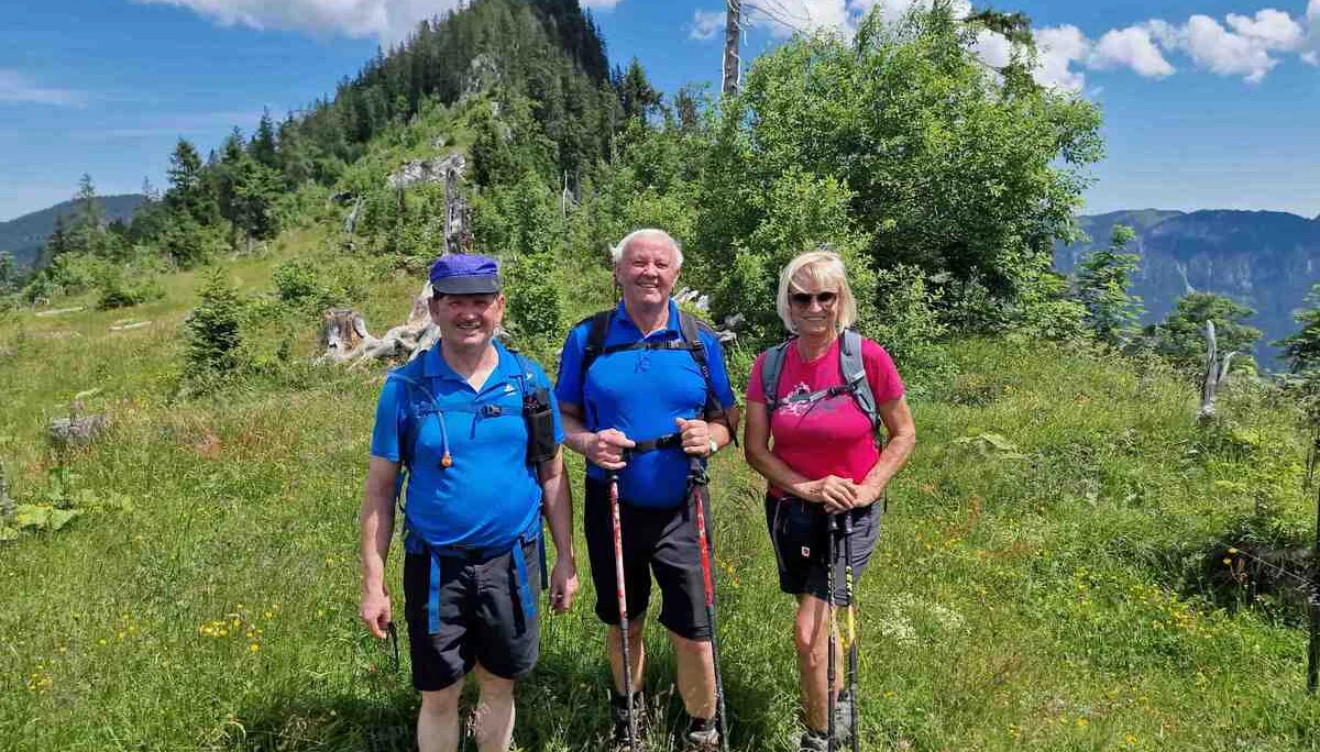 © (DAV Gangkofen) Am Übergang zwischen Jochköpfl und Karkopf; hier führt der Almenerlebnisweg durch. Den Karkopf im Hintergrund haben wir uns für die nächste Tour aufgespart.