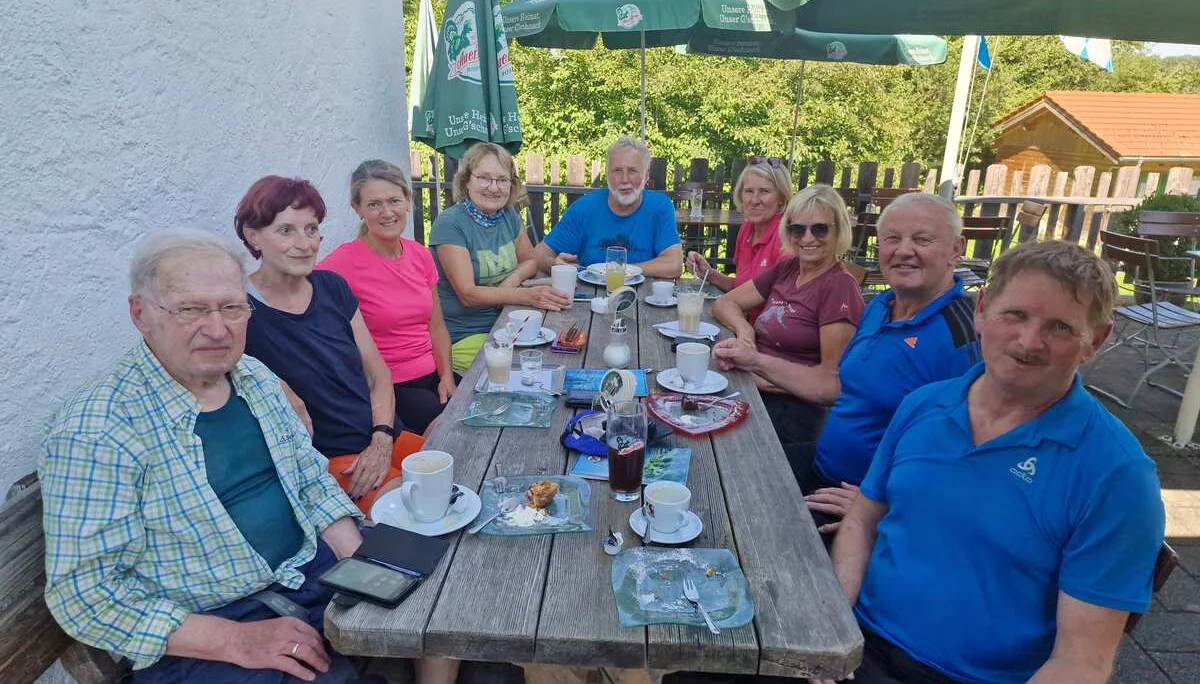© (DAV Gangkofen) Einkehr in der Gastwirtschaft in der Talstation der Wendelstein Zahnradbahn