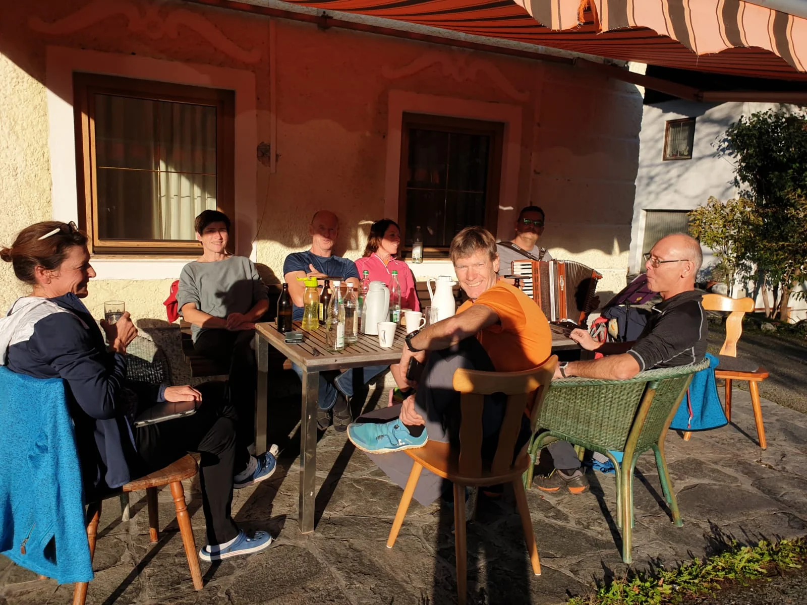 © (DAV Gangkofen) Kaffee und Kuchen auf der Terrasse