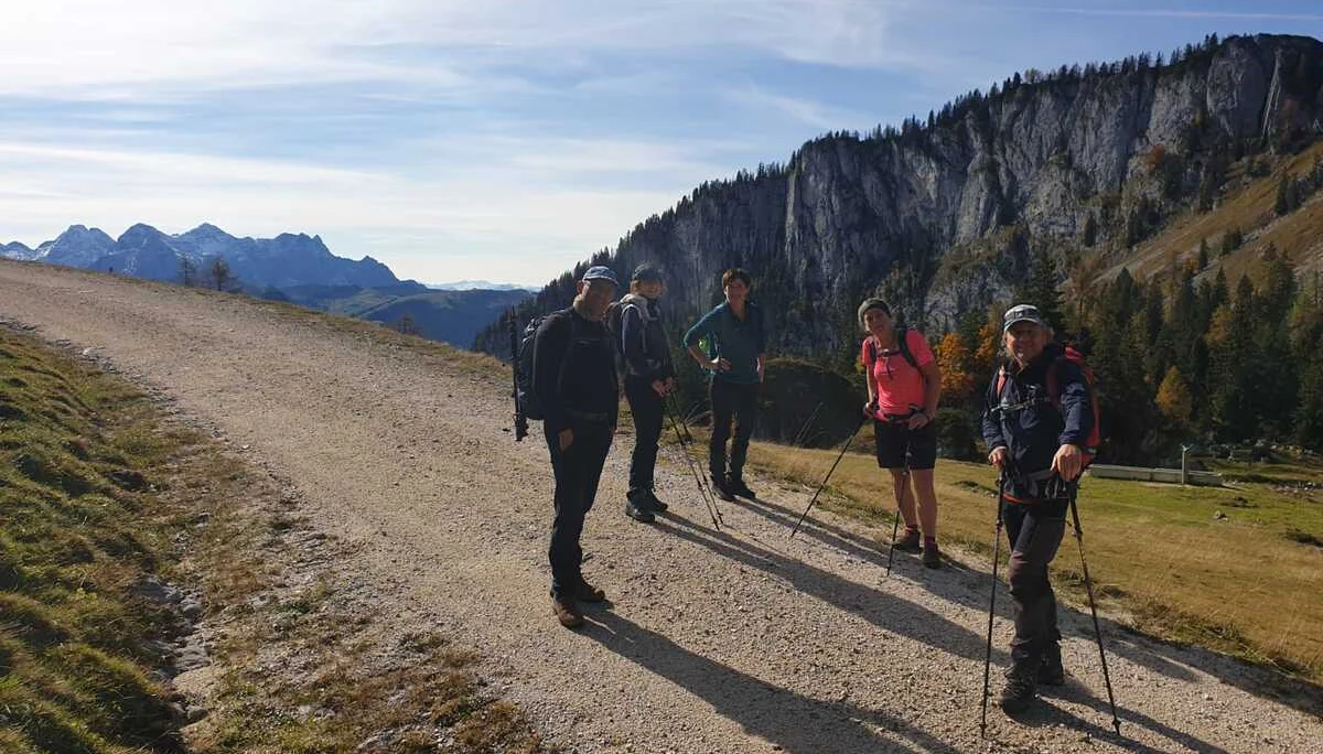 © (DAV Gangkofen) Treffen der Wanderer und Radfahrerinnen