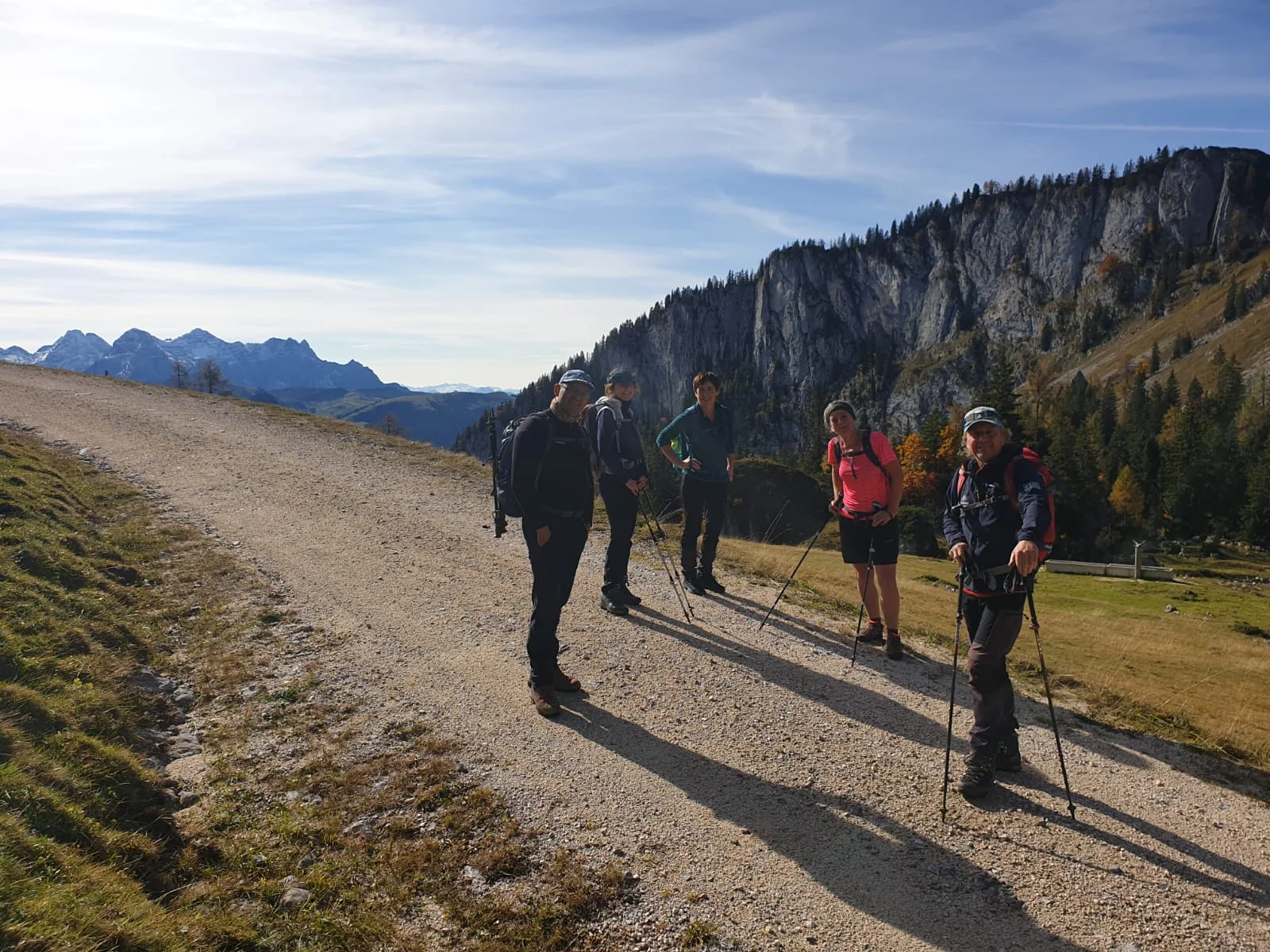 © (DAV Gangkofen) Treffen der Wanderer und Radfahrerinnen