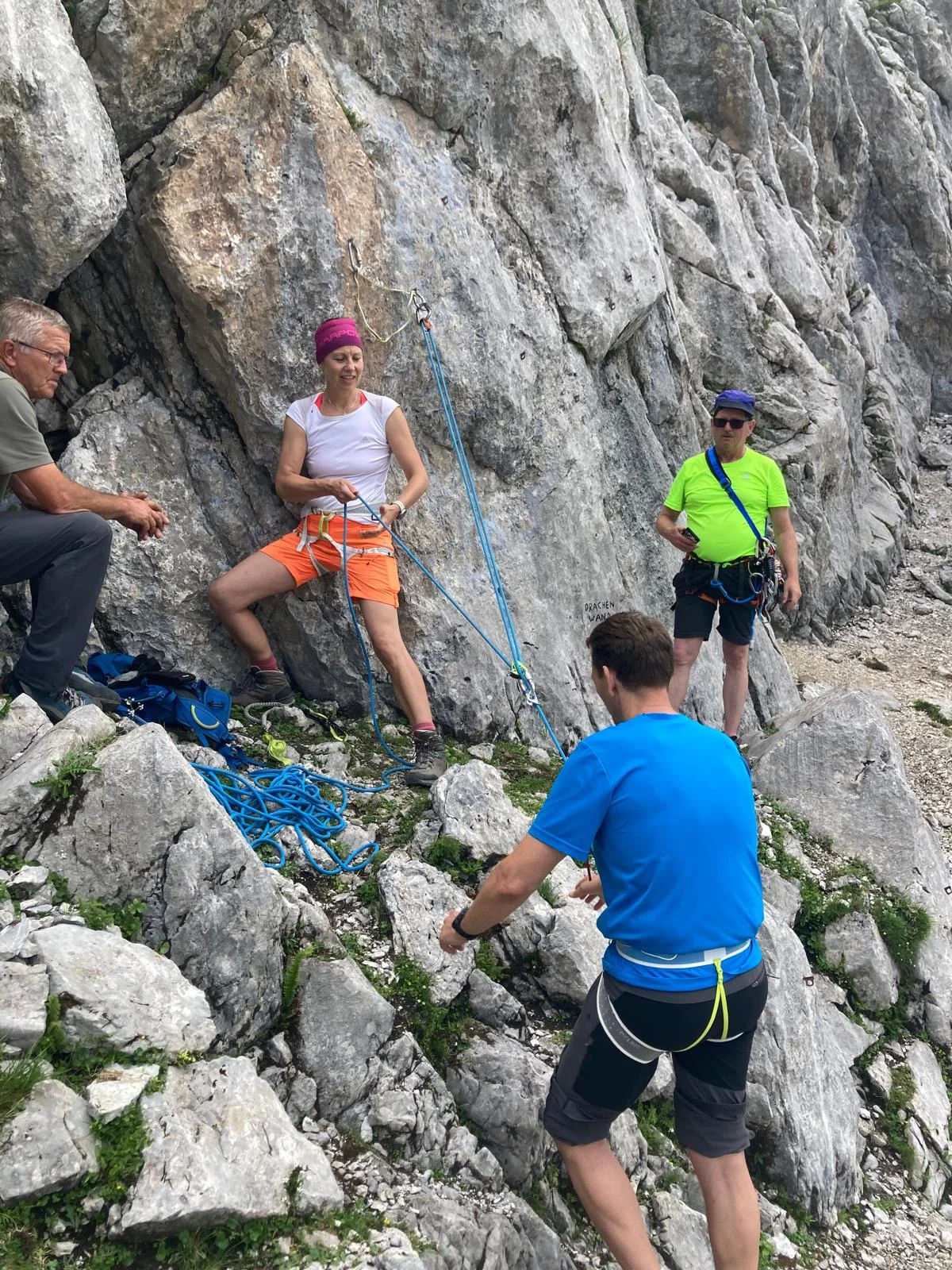 © Mit Seilrolle und Rolle mit Rücklaufsperre kann man auch schwere Lasten spielend leicht heben. (Foto von Sepp Th)