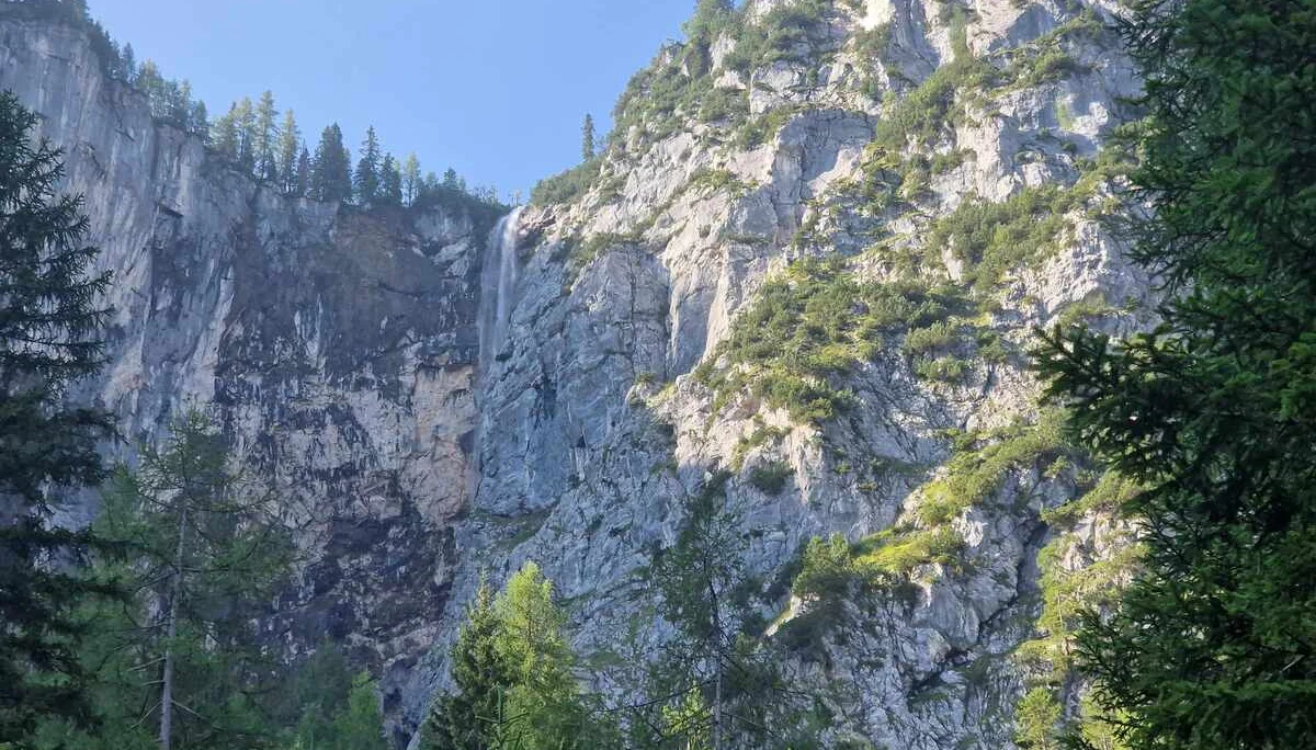 © Blick auf den Seeben Wasserfall. Rechts davon führt der Seeben Klettersteig hinauf.