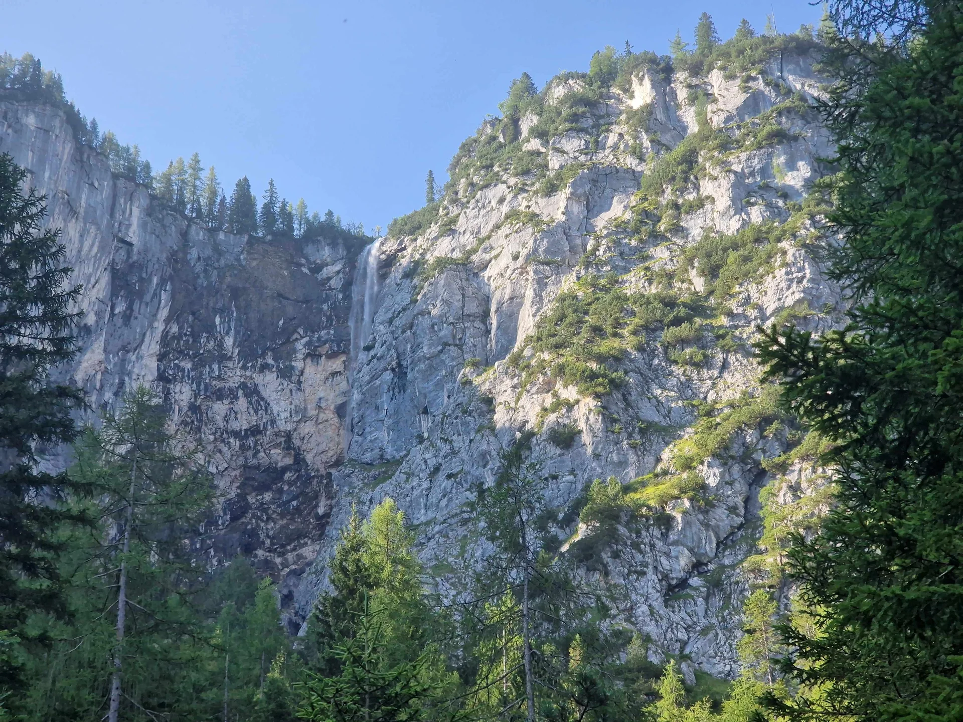 © Blick auf den Seeben Wasserfall. Rechts davon führt der Seeben Klettersteig hinauf.