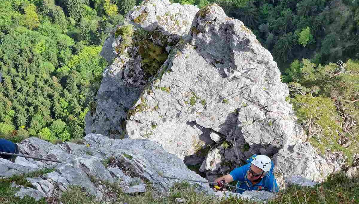 © (DAV Gangkofen) Hier gibt es kein Edelweiß – auch wenn es der Bewuchs nicht erahnen lässt, eine der schwereren Kletterstellen