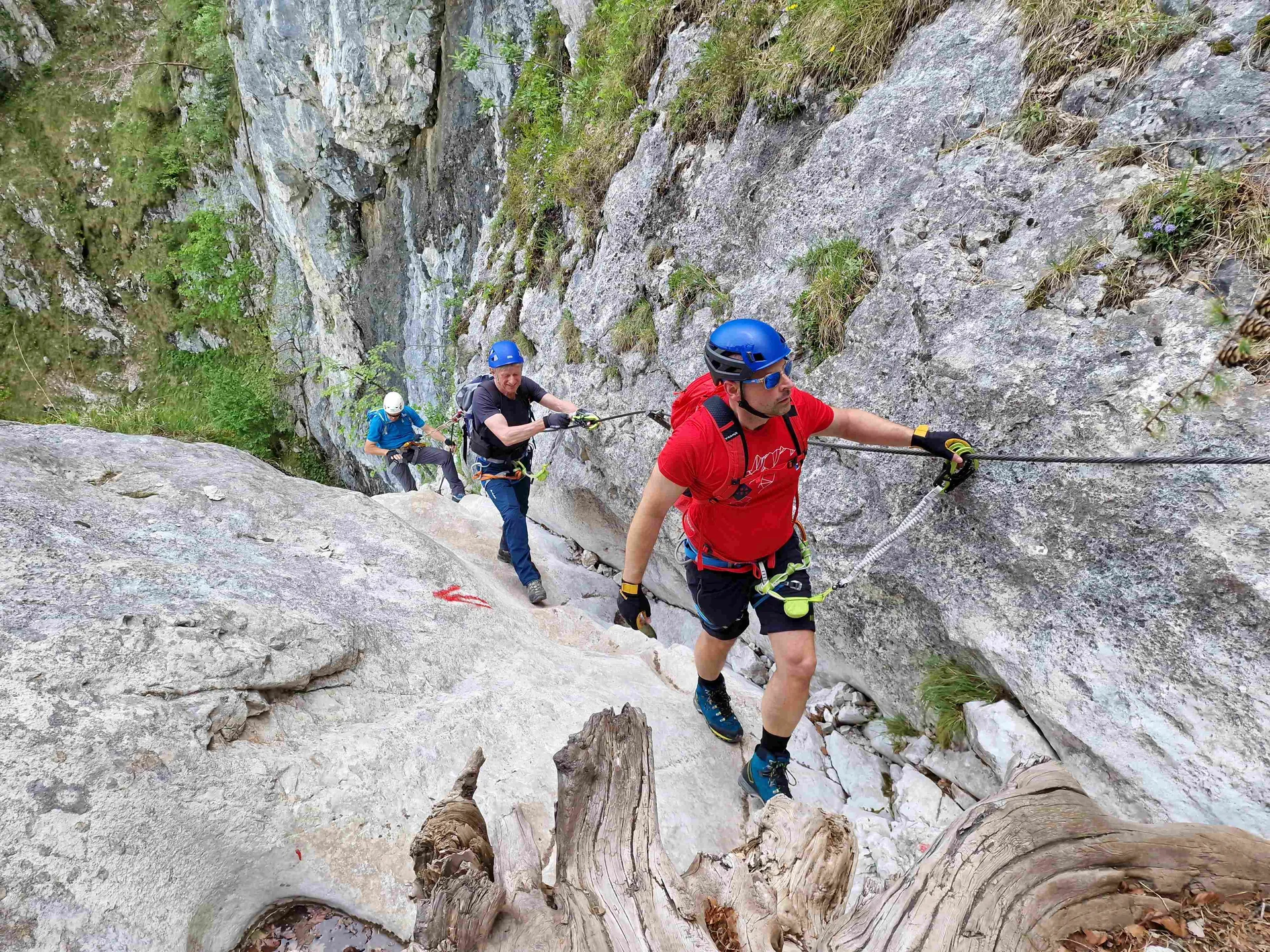 © (DAV Gangkofen) Im Bett des bereits im Monat Mai ausgetrockneten kleinen Wasserfalls