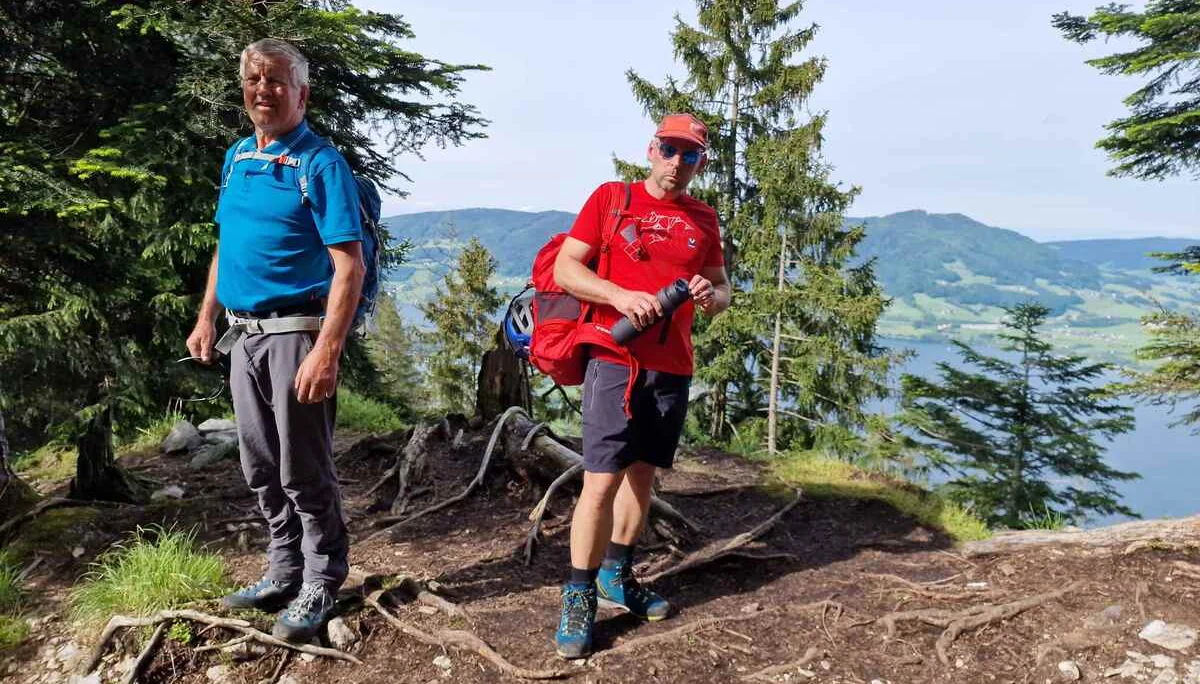 © (DAV Gangkofen)  Kurze Trinkpause am Ende des Gegenanstiegs auf dem Abstiegsweg