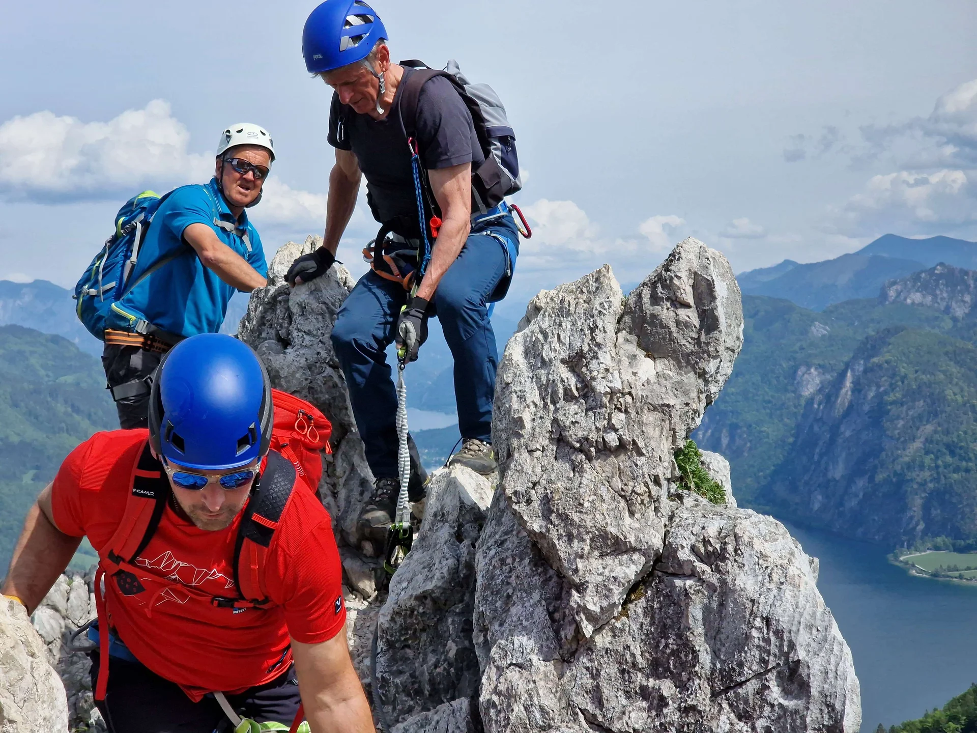 © (DAV Gangkofen) Ja, wo laufen sie denn? - In der kurzen Gratpassage