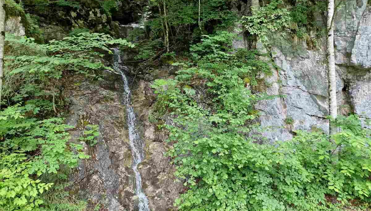 © (Martin Götz) Als kleiner Wasserfall wunderschön anzusehen- als Nässe im Klettersteig mehr als unerwünscht