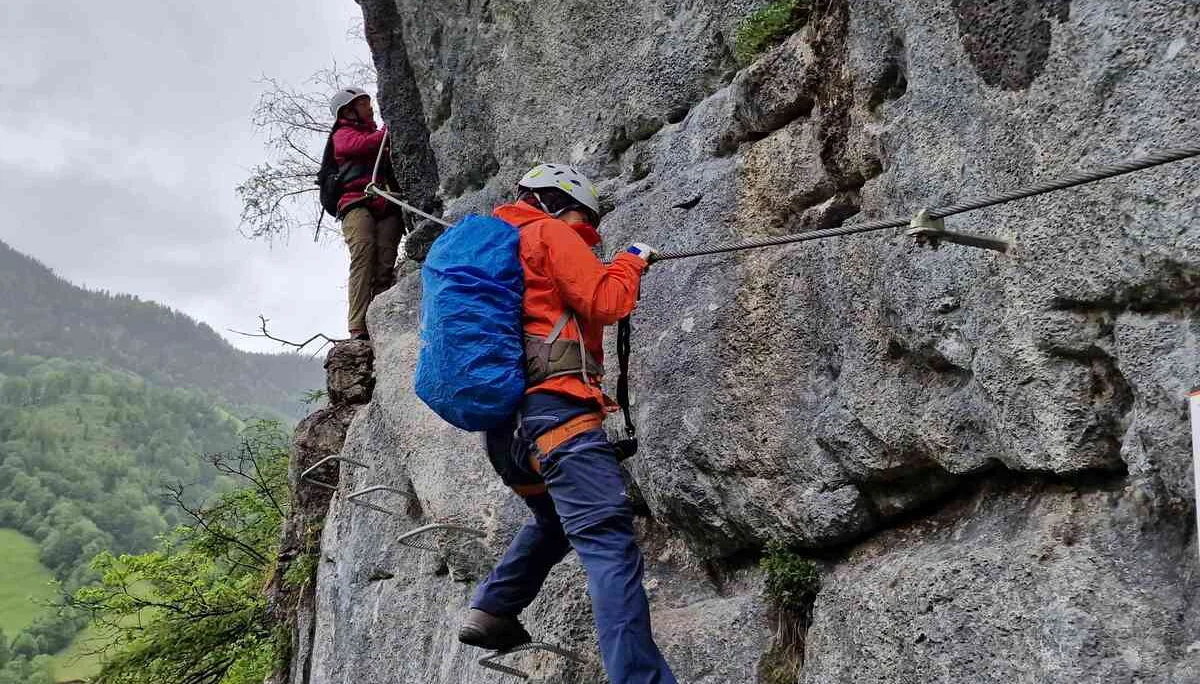 © (Martin Götz) Seilabschnitt, der abwärts führt und damit schwieriger zu begehen ist