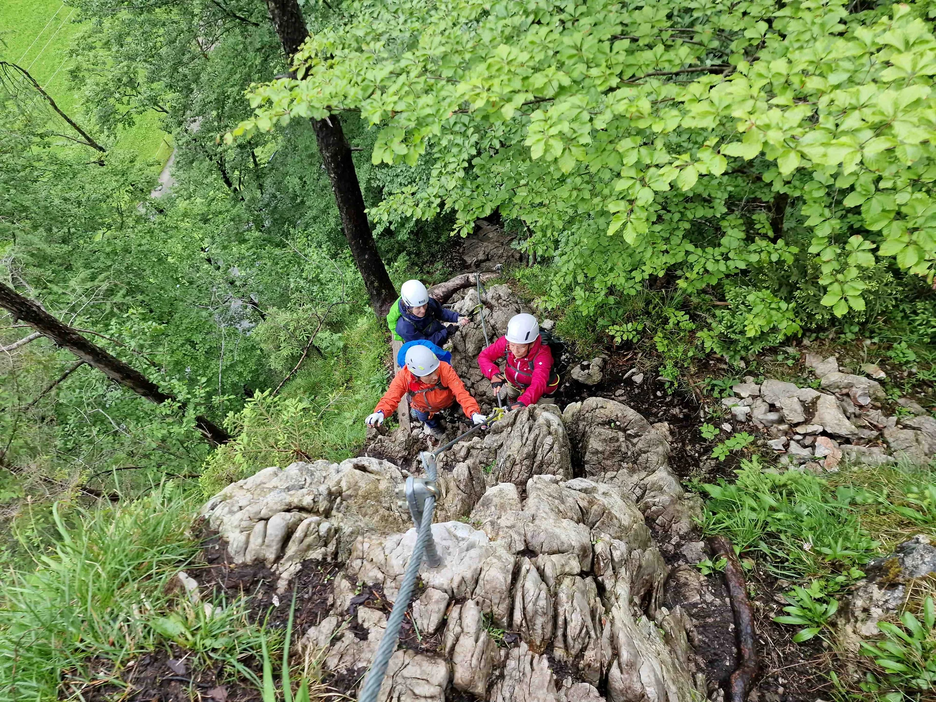 © (Martin Götz) Im unteren Drittel ging es über rutschigen nassen Fels