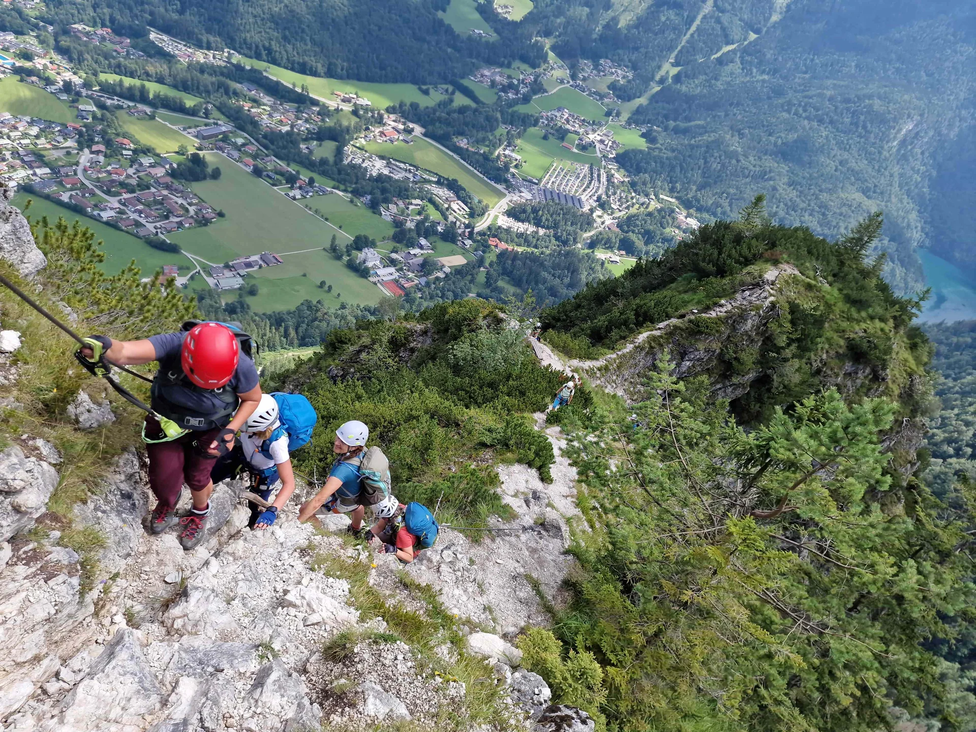 © (DAV Gangkofen)  Am Ende des Klettersteigs führt ein seilversicherter Steig noch ein gutes Drittel des Gesamtwegs hoch zum Gipfel