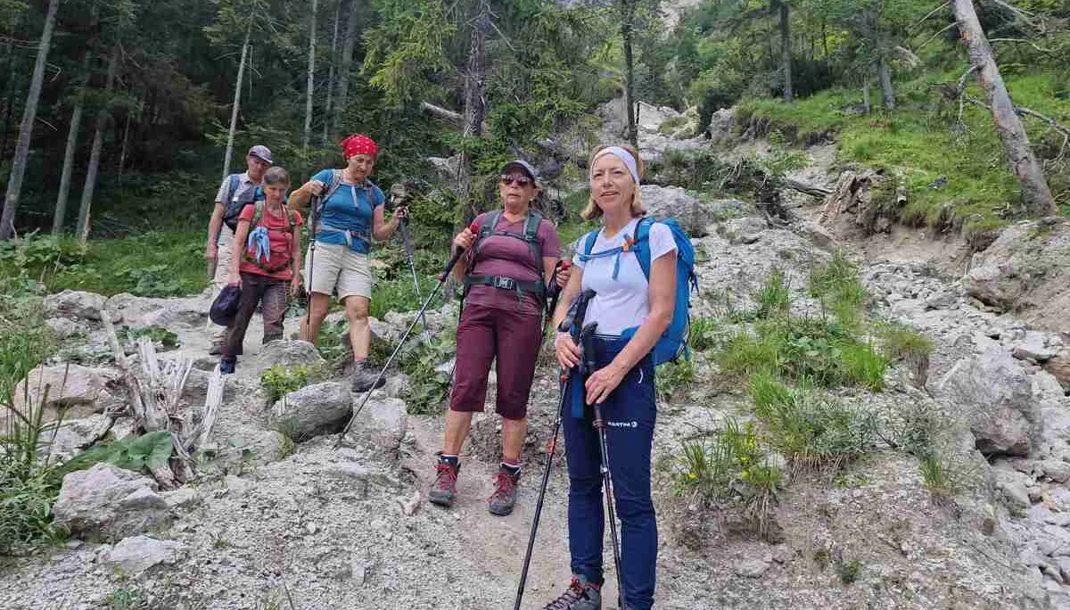 © (DAV Gangkofen) Im Abstieg auf dem Wanderweg. Deutlich sind noch die Schäden des Murenabgangs zu sehen