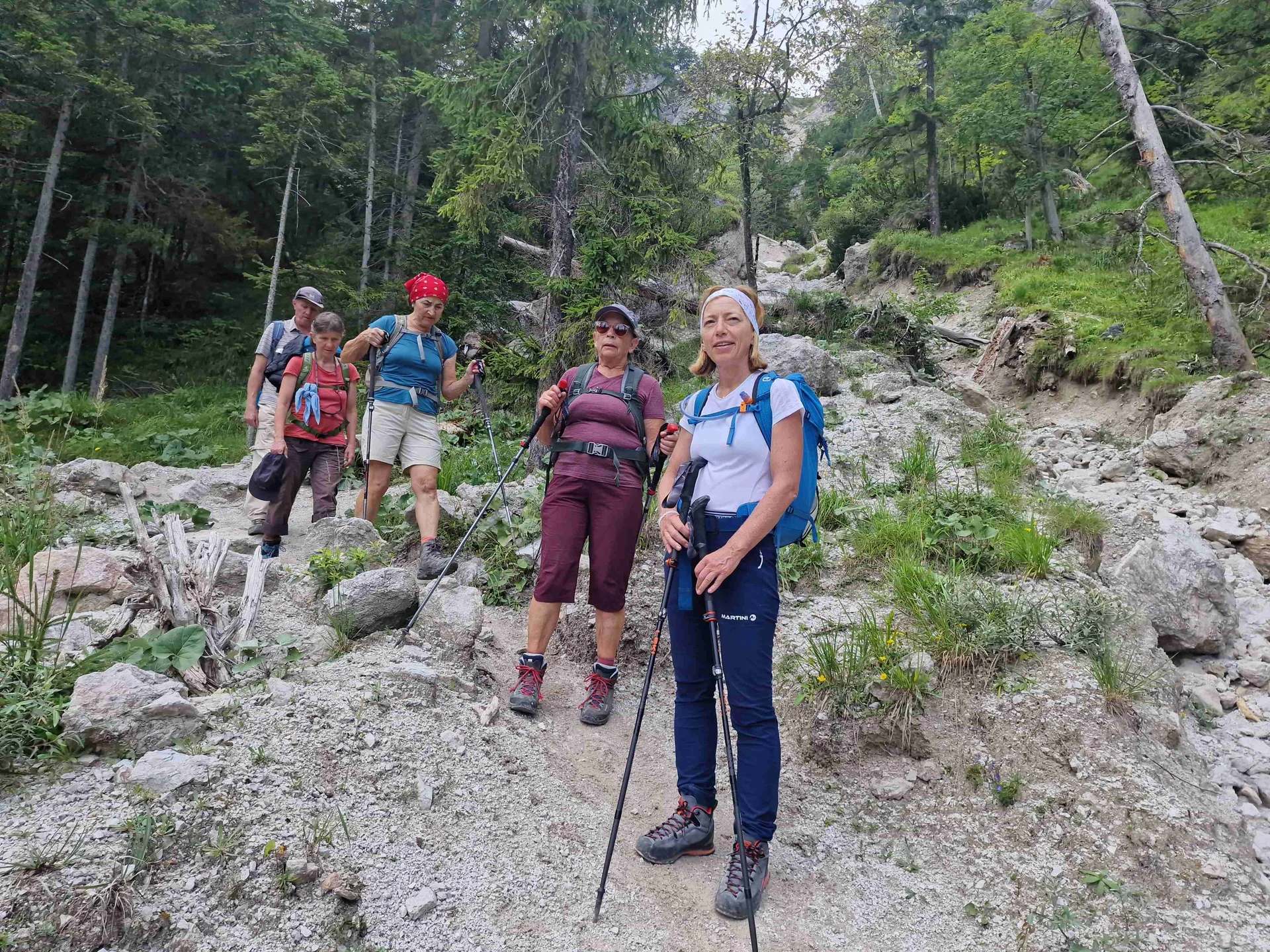 © (DAV Gangkofen) Im Abstieg auf dem Wanderweg. Deutlich sind noch die Schäden des Murenabgangs zu sehen