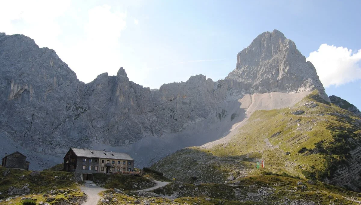 © (DAV Gangkofen) Lamsenjochhütte 1953 m, rechts Lamsenspitze 2506 m
