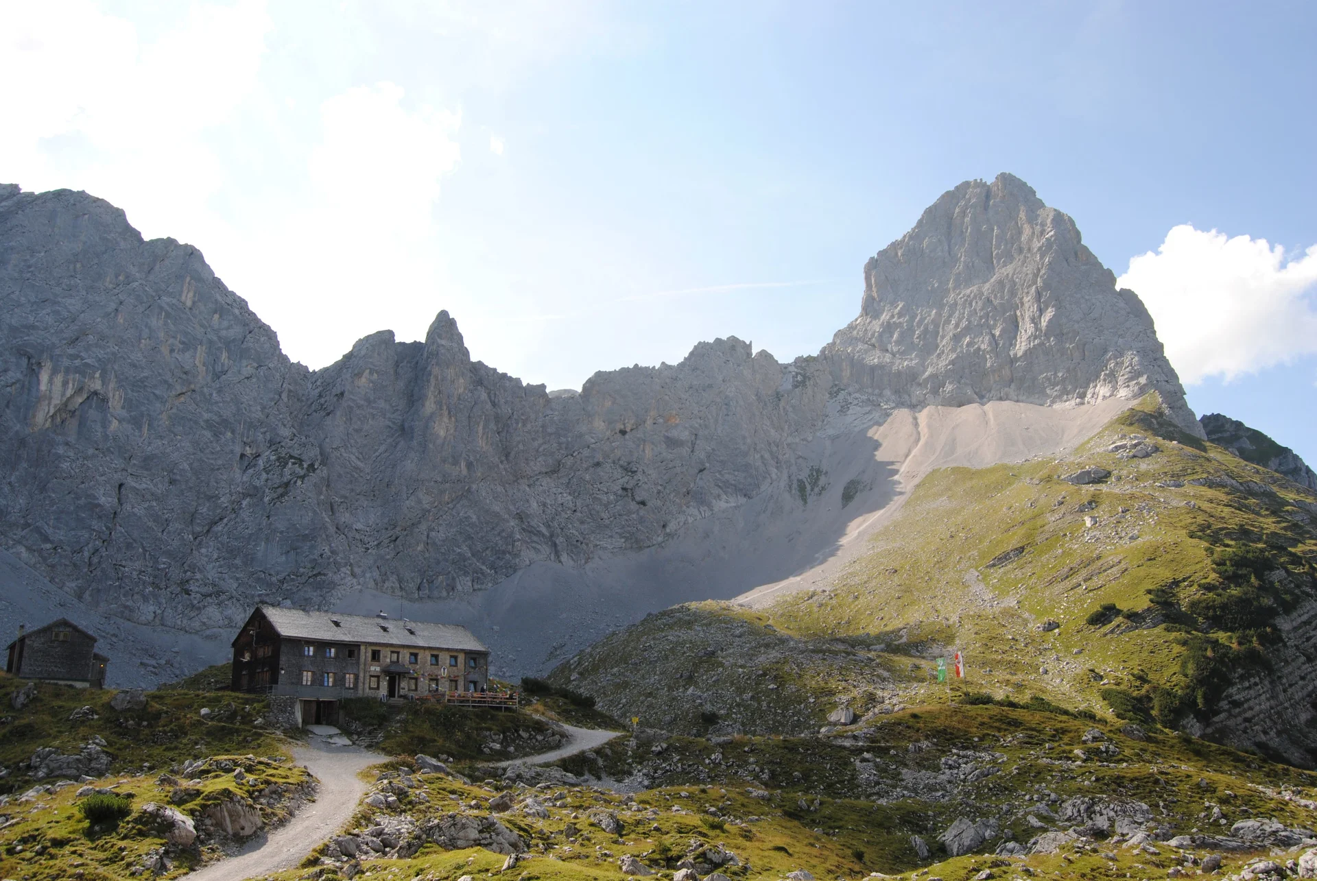 © (DAV Gangkofen) Lamsenjochhütte 1953 m, rechts Lamsenspitze 2506 m