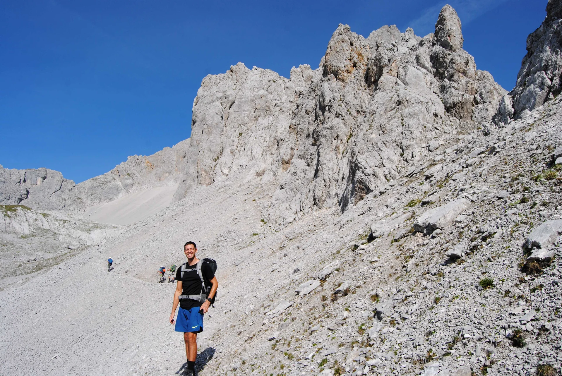 © (DAV Gangkofen) Querung in der Mittagshitze