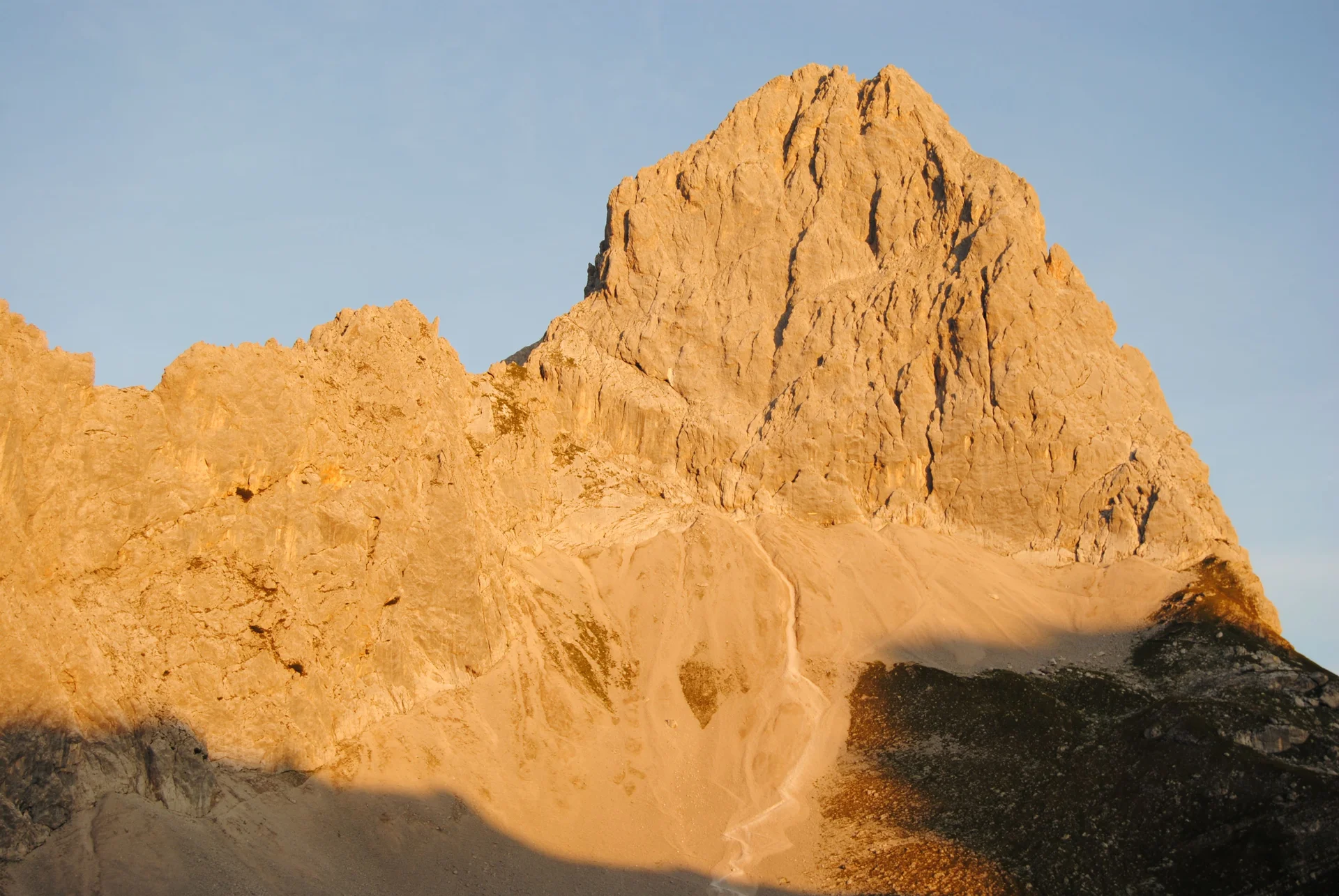 © (DAV Gangkofen) Lamsenspitze am Morgen