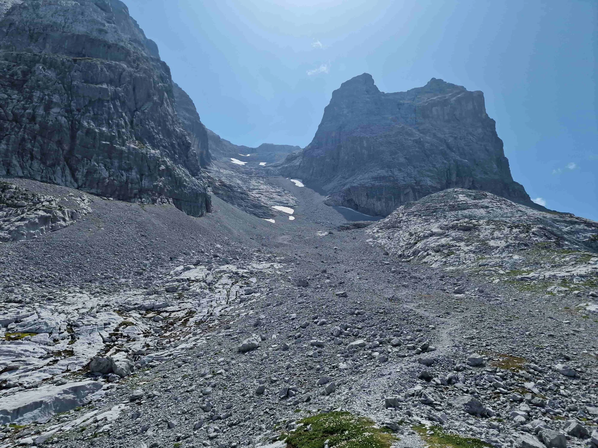 © Martin Götz „Abstieg über den Rachen, ein steiles Schuttkar“