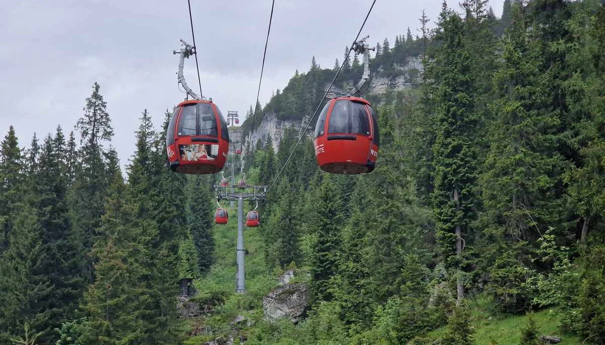 © (Martin Götz) Die Seilbahnfahrer saßen zwar im trockenen, hatten aber sicherlich weniger als wir gesehen