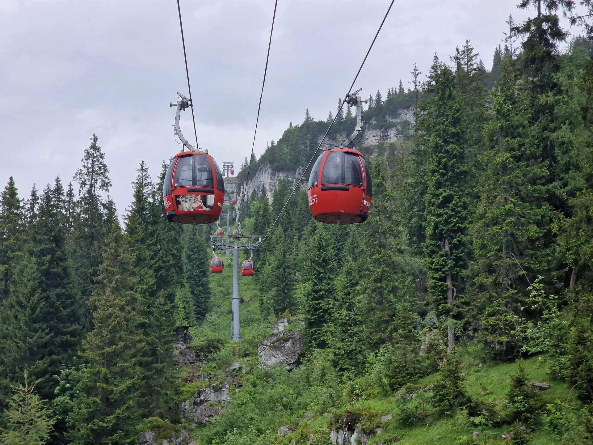 © (Martin Götz) Die Seilbahnfahrer saßen zwar im trockenen, hatten aber sicherlich weniger als wir gesehen