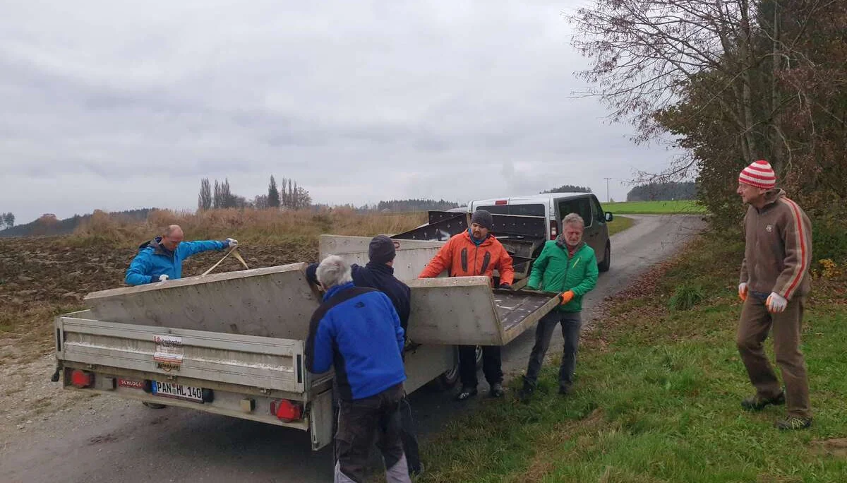 © (DAV Gangkofen) Abladen am Sportplatz Gangkofen