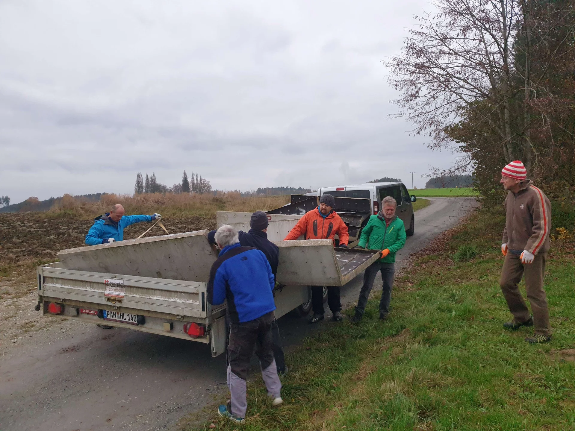 © (DAV Gangkofen) Abladen am Sportplatz Gangkofen