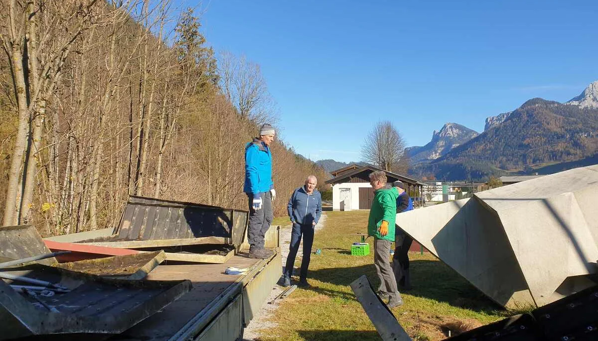 © (DAV Gangkofen) Die ersten Teile werden für den Transport verladen