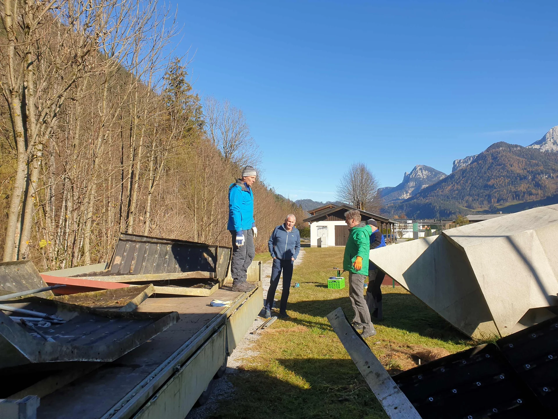 © (DAV Gangkofen) Die ersten Teile werden für den Transport verladen