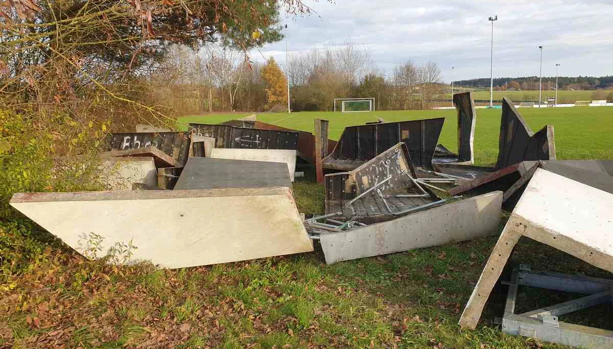 © (DAV Gangkofen) Die Teile werden am Sportzentrum zwischengelagert