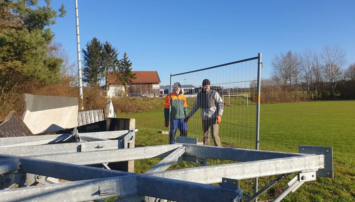 © (DAV Gangkofen) Bauzaun aufstellen