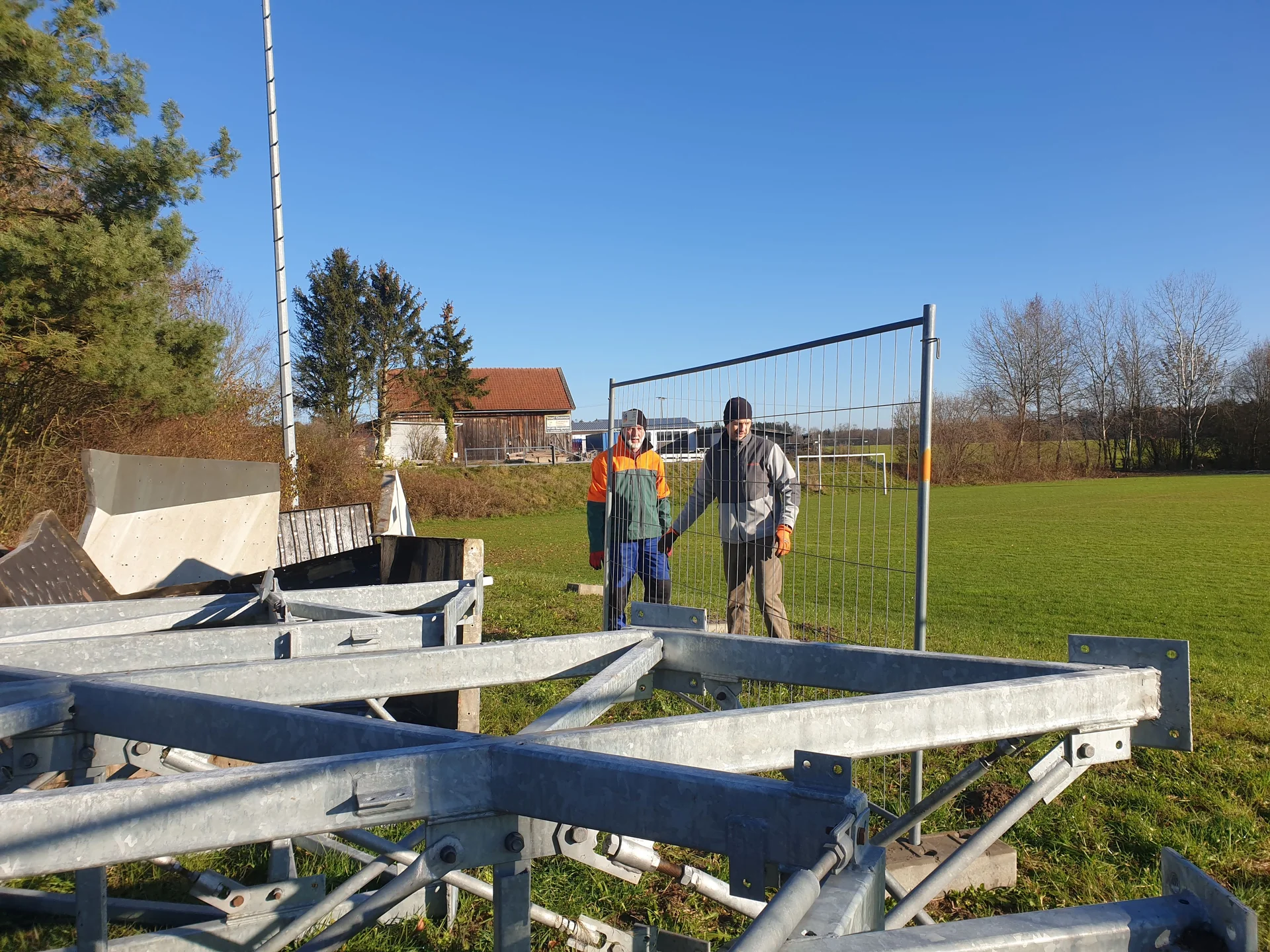 © (DAV Gangkofen) Bauzaun aufstellen