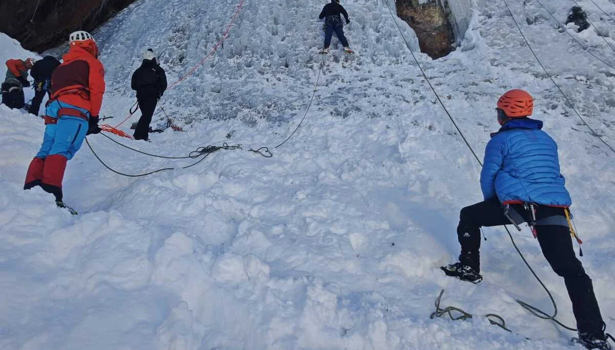 © Martin Götz (Franz beim Setzen der Eisschraube in der Kletterposition)