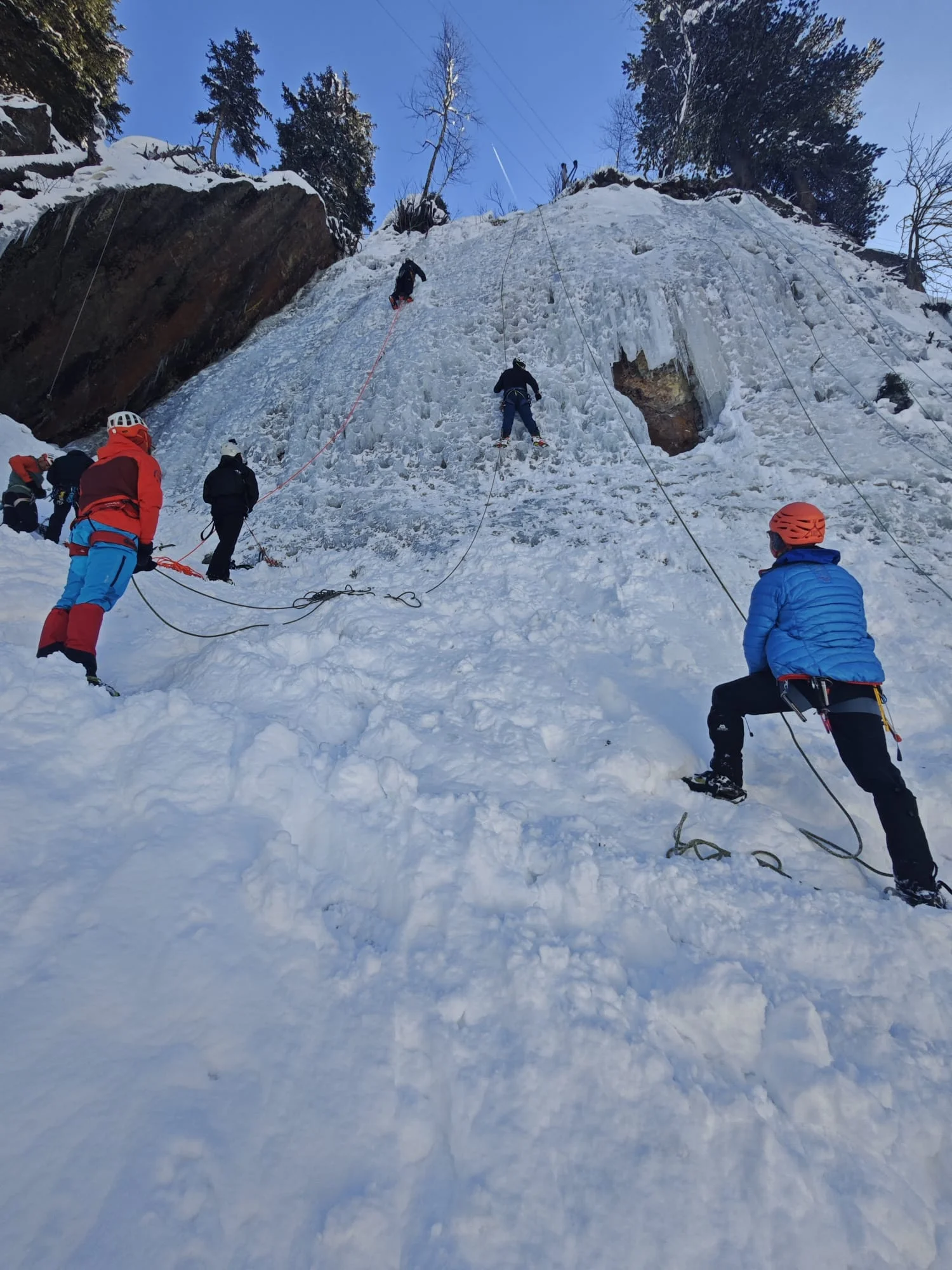© Martin Götz (Franz beim Setzen der Eisschraube in der Kletterposition)